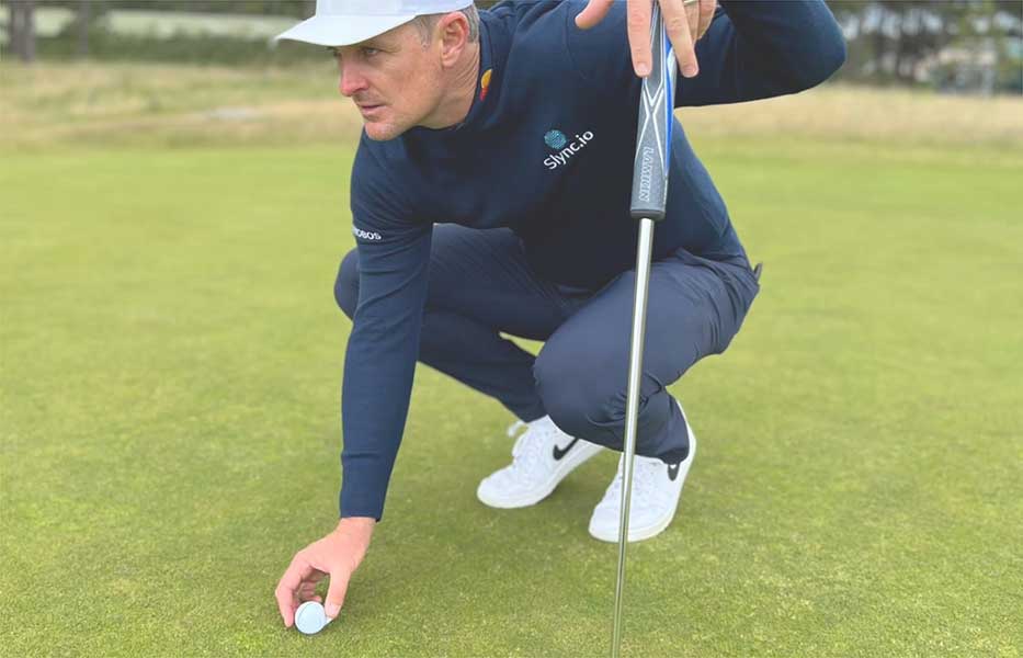 Justin Rose lining up a putt